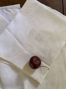 Paire beaux torchons fil de coton damassé monogramme BM.