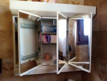 Armoire à pharmacie