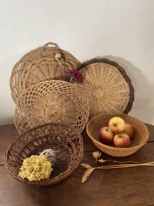 5 corbeilles et plateaux en osier tressé.