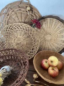 5 corbeilles et plateaux en osier tressé.