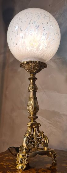 lampe bronze tripode 19em sphere opaline clichy 54x18   4kl 