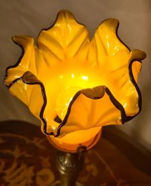 lampe bronze signé sr 1900 tulipe opaline jaune bordé de noi