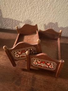 Ancien mobilier maison de poupées.