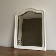 Miroir ancien à chapeau de gendarme. Blanc. 72x56.