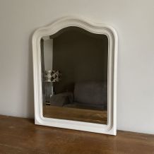 Miroir ancien à chapeau de gendarme. Blanc. 72x56.