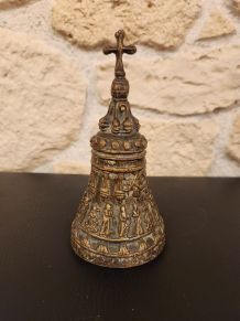 Cloche ancienne en bronze – Objet rare à décor religieux
