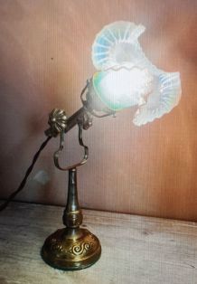  Lampe de table raffinée en laiton et verre travaillé - styl