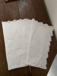 Taie d oreiller coton blanc broderies et monogramme.