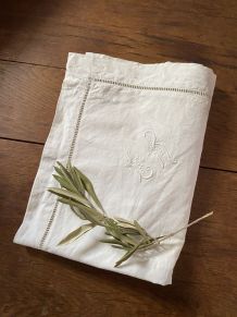 Taie d oreiller en metis blanc avec monogramme LR.