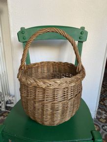 Panier rond en osier au style bohème annees 60.
