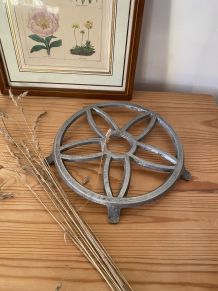 Ancien dessous de plat rosace aluminium.