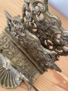Ancien porte courrier ou lettres en bronze massif.