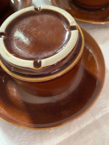 3 grandes tasses et sous-tasses bistrot.