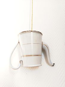 Suspension théière émaillée vintage 