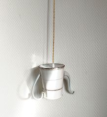 Suspension théière émaillée vintage 