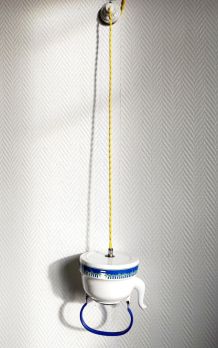 Suspension théière émaillée vintage 