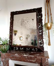 Miroir néogothique en chêne sculpté vers 1940