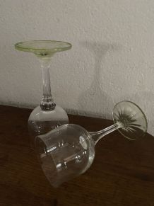 2 grands verres à pied  tulipe en cristal .