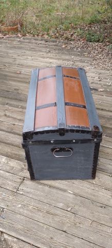 Ancien coffre, bombé, en bois restauré