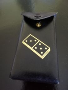 Dominos Miniatures En Boîte À Dominos Noir Et Blanc. 