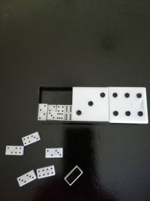 Dominos Miniatures En Boîte À Dominos Noir Et Blanc. 