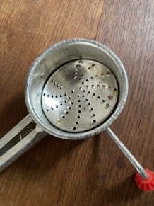 Petite moulinette vintage  Guillouard à Nantes