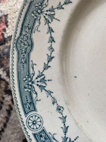 3 assiettes plates terre de fer à la bordure fleurie verte.