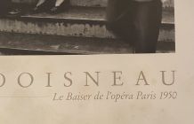 Affiche encadrée  LE BAISE DE L'OPERA Robert DOISNEAU