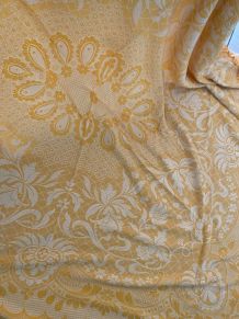 Couverture plaid vintage bicolore en damassé.