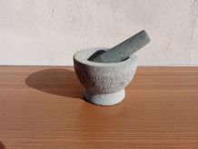 Mortier et pilon en pierre naturelle