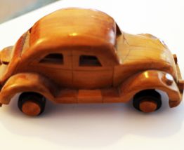 Petite voiture ancienne en bois