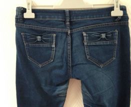 Jeans noeuds aux poches des fesses.