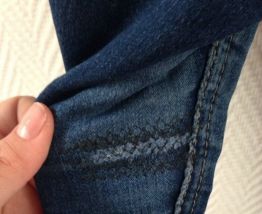 Jeans noeuds aux poches des fesses.