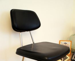 Chaise vintage noire pieds compas métal