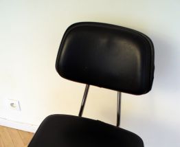 Chaise vintage noire pieds compas métal