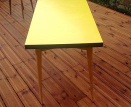 Table vintage scandinave pas cher en formica jaune avec pieds compas