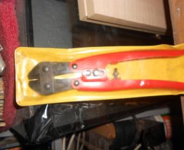 Pince coupe boulon