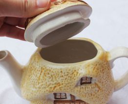 Adorable théière en forme de maison