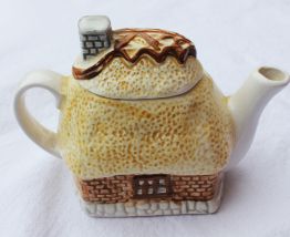 Adorable théière en forme de maison