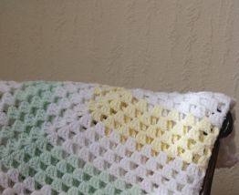 Plaid au crochet vintage en laine pastel