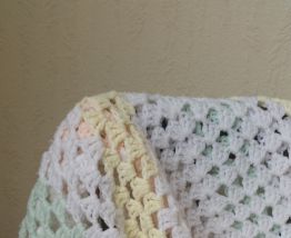 Plaid au crochet vintage en laine pastel