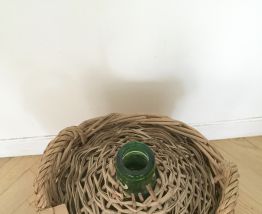 Dame Jeanne verte dans son panier osier