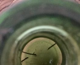 Dame Jeanne verte dans son panier osier