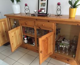 MEUBLE BAS EN PIN MASIF VERNIS 