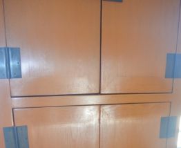 Armoire design asiatique en laqué orange 