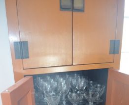 Armoire design asiatique en laqué orange 