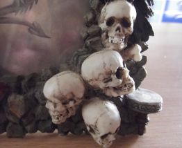 cadre gothique avec tête de mort et dragon