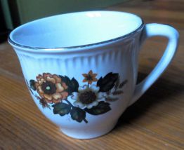 6 jolies tasses et un pot à lait - Vintage années 60