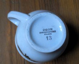 6 jolies tasses et un pot à lait - Vintage années 60