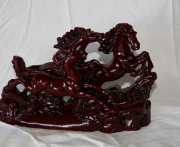 chevaux du bonheur résine rouge